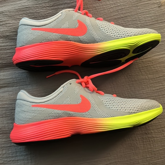 Brand new in box  never worn daughter wouldn’t wear - Picture 3 of 7